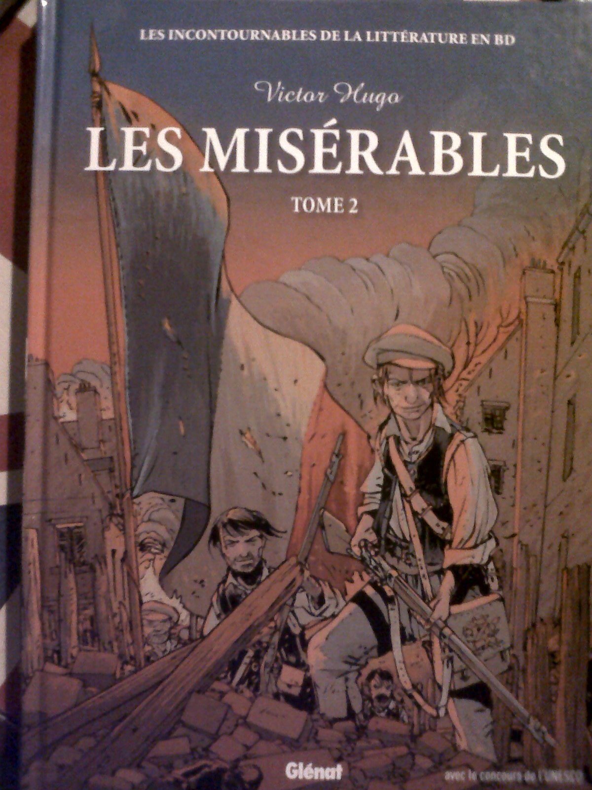 jaquette livre Les misérables de Victor HUGO: les incontourables de la littérature en BD (Tome 2)